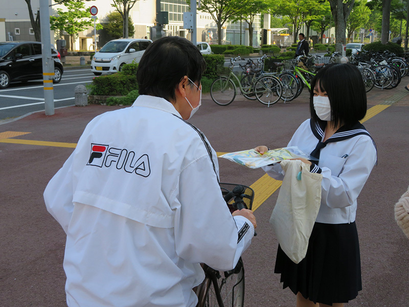 高校生による自転車利用広報
